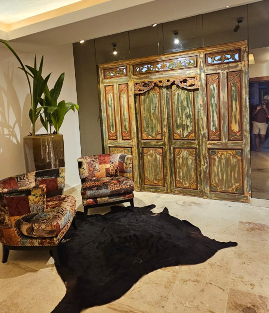 portes antiques et colonne